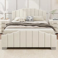 Lit plateforme en velours pleine grandeur/grand lit avec tête et pied de lit touffetés – Beige