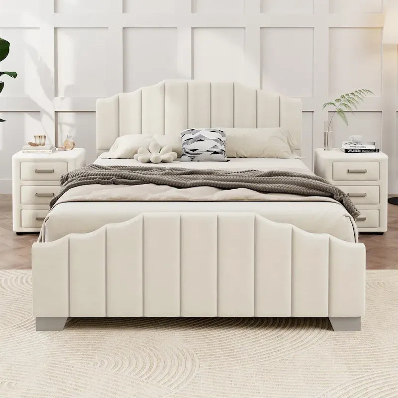 Lit plateforme en velours pleine grandeur/grand lit avec tête et pied de lit touffetés – Beige