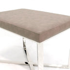 Banc en similicuir avec piètement en acier inoxydable et mousse haute densité