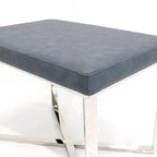 Banc en similicuir avec piètement en acier inoxydable et mousse haute densité