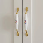 Armoire à deux portes de 120 cm avec charnières à fermeture douce et poignées florales dorées