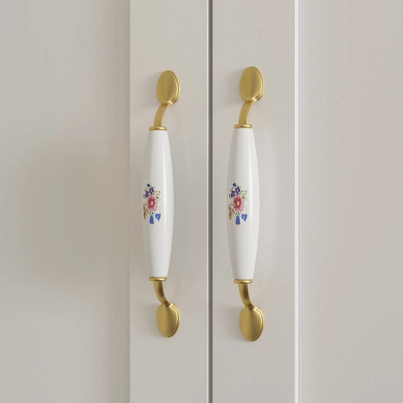 Armoire à deux portes de 120 cm avec charnières à fermeture douce et poignées florales dorées